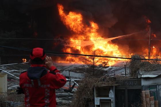 강남구 구룡마을서 불 '주민 대피령'…양재대로 일부 통제(종합)