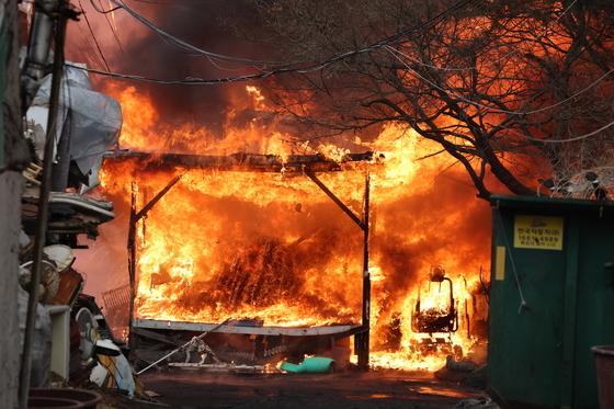 "새벽에 문 열었더니 화마 활활"…만신창이 구룡마을 주민들 눈물 