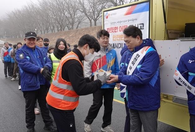 CJ대한통운, 택배 현장서 이벤트 "따뜻한 어묵으로 추위 녹여요"