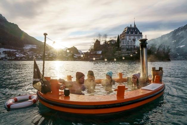 "하늘서 퐁뒤 먹고 호수 위 '반신욕'"…스위스, 낭만 설국 여행