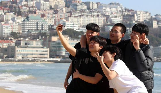 "주말 나들이 가세요"…최고 15도 포근한 날씨[오늘날씨]