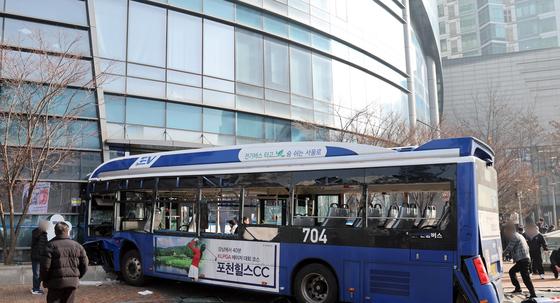 서대문역 시내버스 돌진, 13명 부상…"브레이크 작동 안 해"