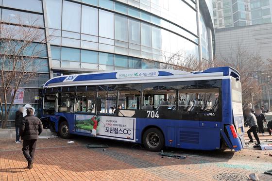 "브레이크 작동 안 해"…서대문역 시내버스 돌진, 13명 부상(종합2보)