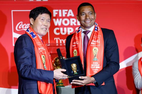 [뉴스1 PICK]FIFA 오리지널 트로피, 한국 찾았다