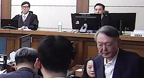 尹측, '사형 구형' 이후 변호인 의견서 11차례 제출…938쪽