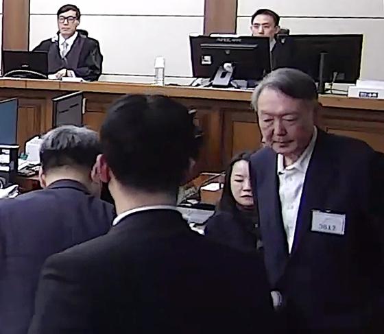 [뉴스1 PICK]윤석열 '체포방해' 1심 징역 5년…굳은 표정으로 퇴장