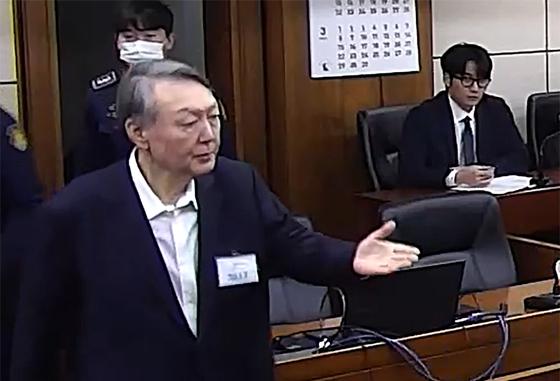 尹, 변호인 접견 때 인근 접견실 비워…200일간 270번 접견