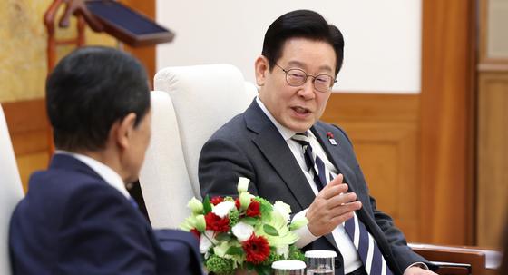 李 지지율 53.1%·민주 42.5%, 동반 하락…공천비리 여파