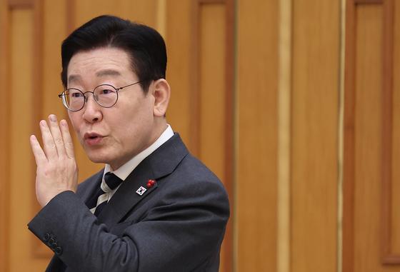 李대통령, BTS 공연 '숙박 바가지 논란'에 "이익보다 손해 크도록 해야"