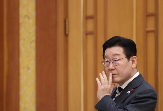 李대통령 "댓글 가끔 읽어, 여론조작 중대범죄"