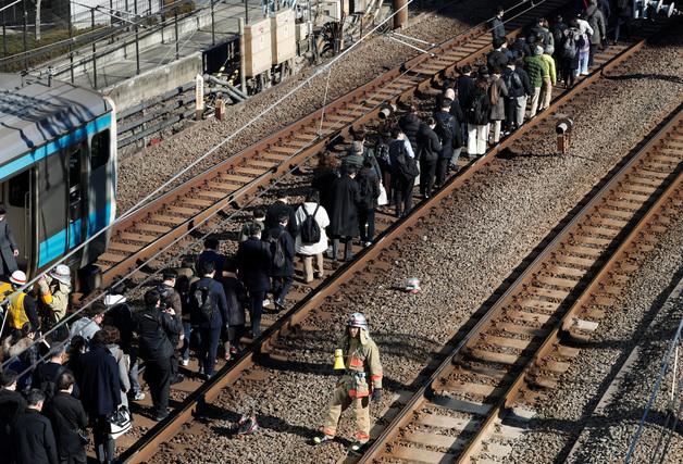도쿄 핵심 철도노선 9시간 만에 복구…67만명 출근길 대란
