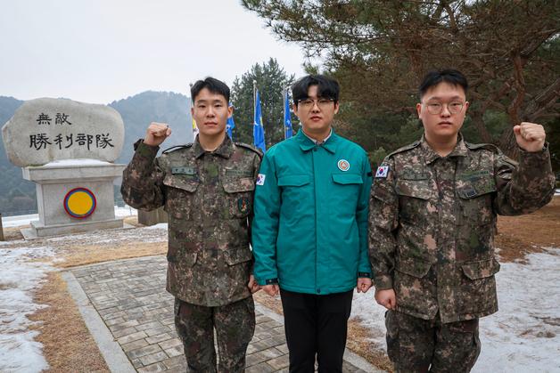 15사단 장병들, 건물 연기 보고 달려가 화재 진화