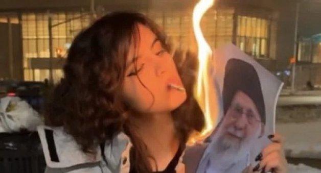 하메네이 사진으로 담배 피운 여성 정체…"캐나다 망명자"