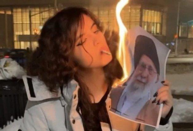 하메네이 사진으로 담배 피운 여성 정체…"캐나다 망명자"