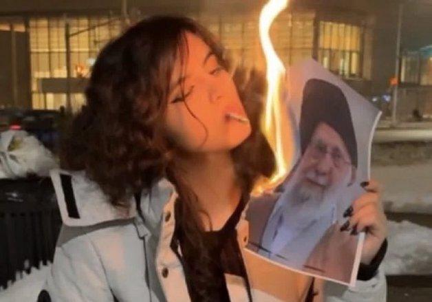 하메네이 사진으로 담배 피운 여성 정체는…"캐나다 망명자"