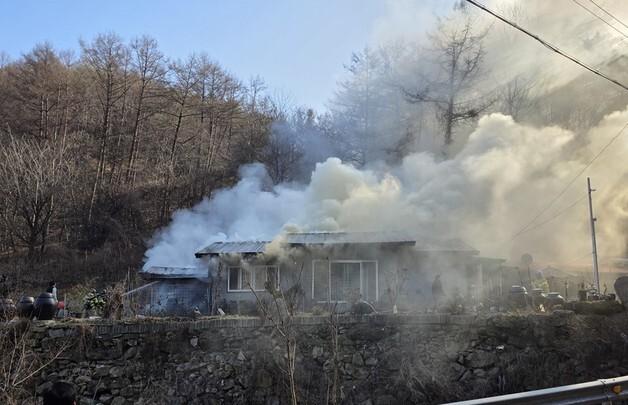 경북 고령서 단독주택 화재…인명피해 없어