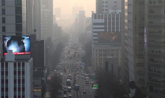 미세먼지로 뿌옇게 변한 도심
