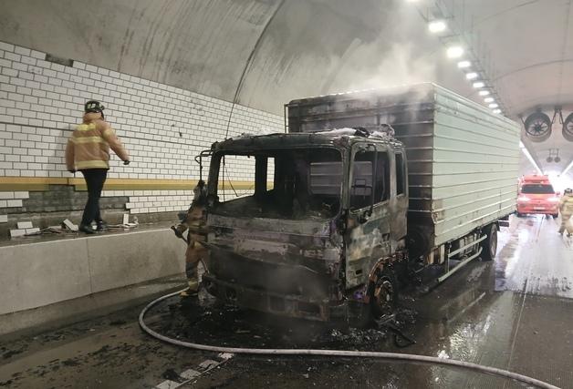 의성 서산영덕고속도 안평터널서 5톤 트럭에 불…3km 정체