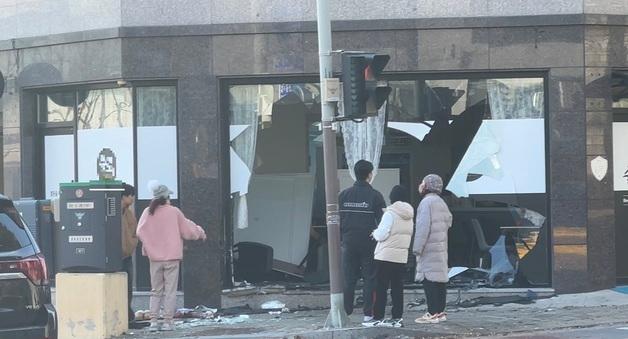 공주서 70대 몰던 승용차 인도·건물 돌진…1명 중상·3명 경상