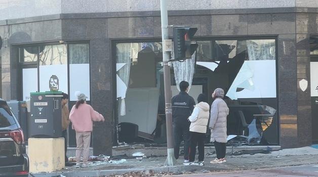 공주서 70대 몰던 승용차 인도·건물 돌진…1명 중상·3명 경상