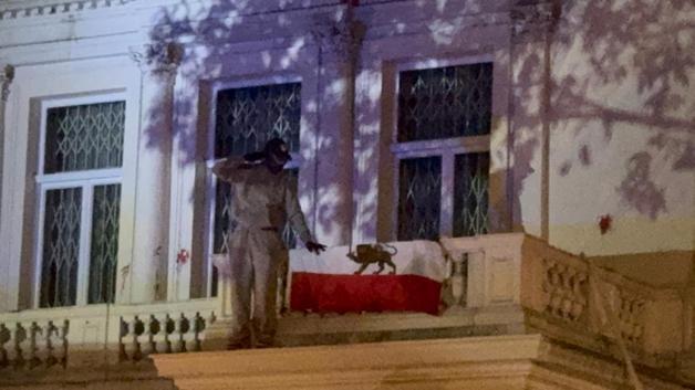 런던 이란대사관 올라와 국기 걷어낸 시위자, 英경찰에 체포