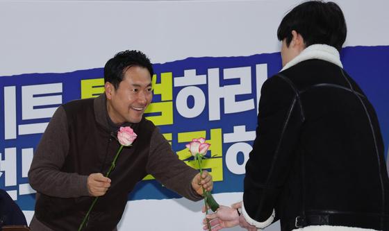 청년 당원 응원 받고 미소 보이는 장동혁 대표