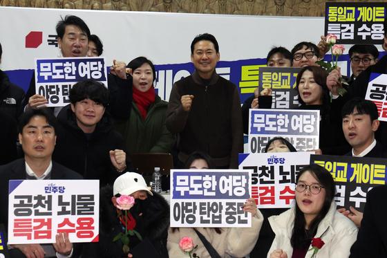 [뉴스1 PICK]장동혁, '쌍특검' 단식 사흘째…청년 당원 응원 방문