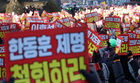 '한동훈 전 대표 제명' 규탄하는 지지자들