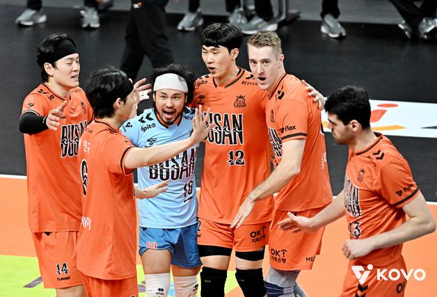 OK저축은행, 삼성화재에 0-2→3-2 역전승…3연승 신바람 