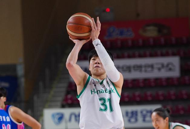 '진안 더블더블' 하나은행, 우리은행 잡고 6연승 선두 질주