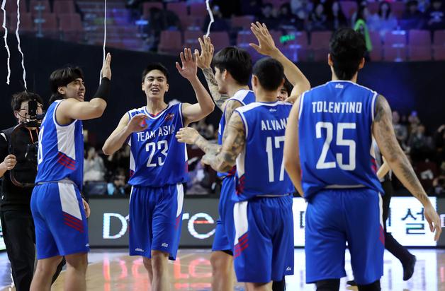 [뉴스1 PICK]뜨거운 열기의 KBL 올스타전 전야제, 팀 아시아가 웃었다
