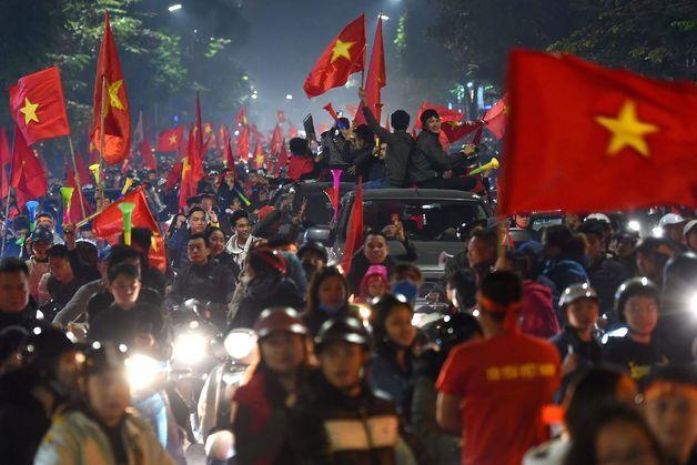 '상식 매직'에 열광하는 베트남…2002년 한국처럼 붉게 물들었다