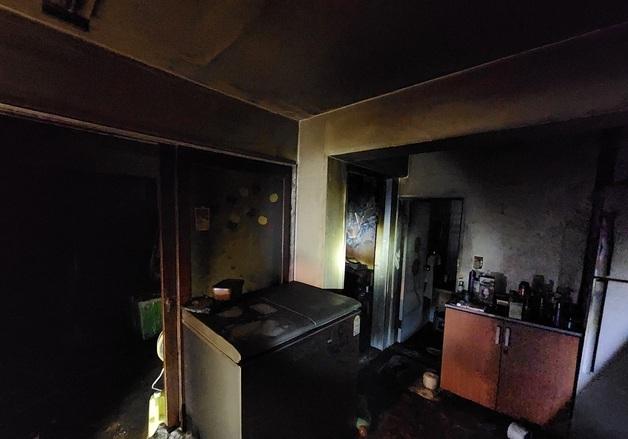 군산 한 아파트서 불, 60대 남성 사망…전열기구에서 불 시작된듯