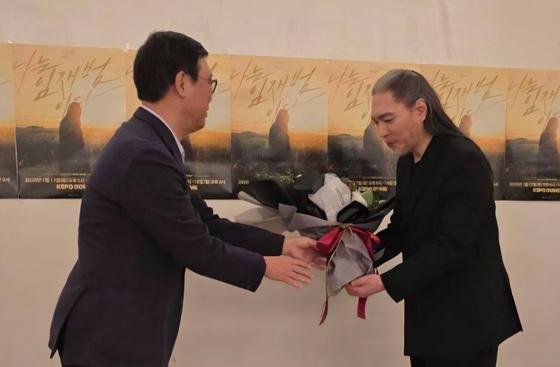 임재범 40년 노래 인생에 공로패…"독보적 예술가 정신"