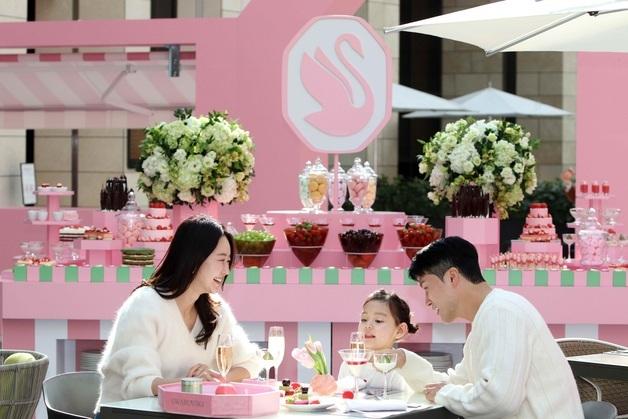 "반짝이는 딸기뷔페라니"…파라다이스시티, 스와로브스키 협업 