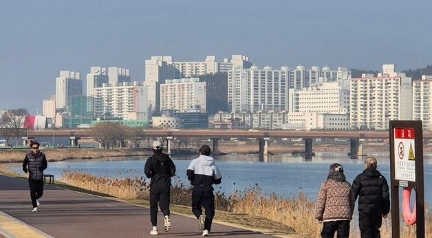 낮 기온 15도 '포근한 겨울'에 태화강변 나들이객 '북적'