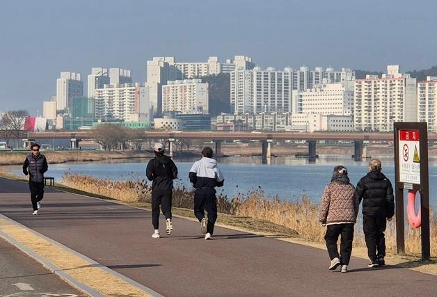 낮 기온 15도 '포근한 겨울'에 태화강변 나들이객 '북적'
