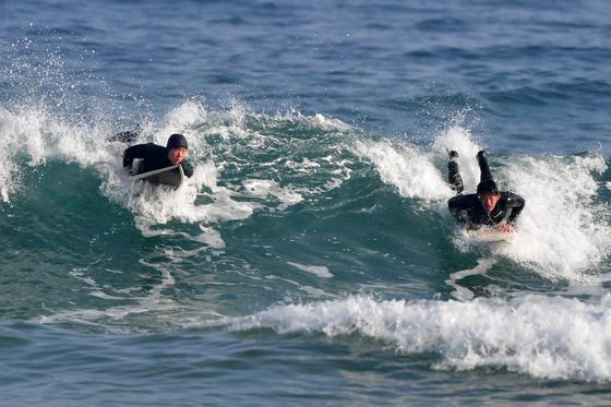 [화보]포항 용한리 해변에서 겨울 파도 즐기는 서퍼들 