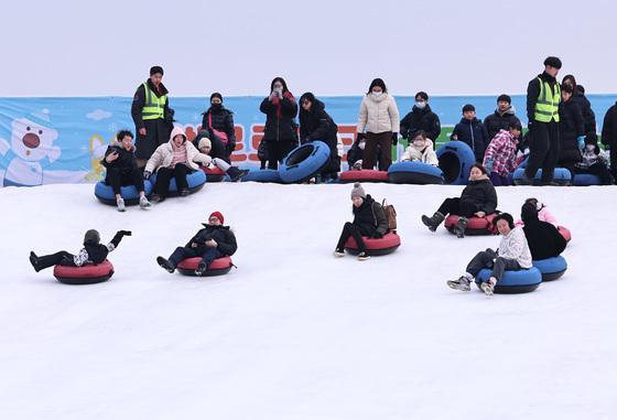 [뉴스1 PICK] 포근한 겨울 주말…전국 곳곳 야외 활동 이어져