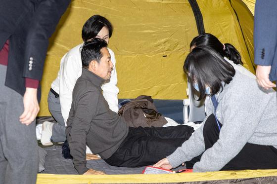 [뉴스1 PICK] 장동혁, '쌍특검 단식' 나흘째… "법치 지켜낼 것" 송언석 "정부·여당, 수용하라"