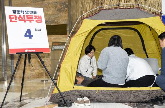 의료진에게 건강 상태 확인 받는 장동혁 대표