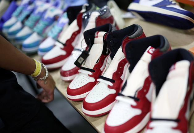 "스투시에 아이폰 40대, 韓젠지엔 조롱대상"…BBC '영 포티' 주목