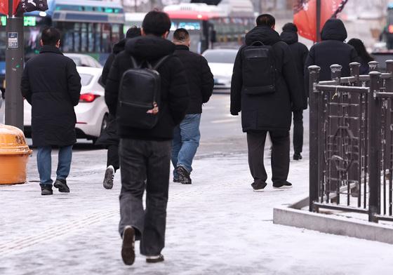 밤사이 내린 눈에 출근길 '빙판길'…"차 두고 나오세요"(종합)