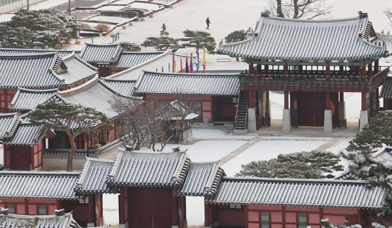 눈 쌓인 화성행궁