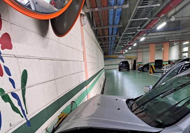 초등학교 앞서 '쾅'…80대 운전자 등 4명 병원후송