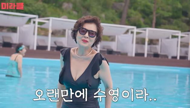 74세 윤미라, 수영복 패션 공개에 폭발적 반응 "몸매 관리한 건 아닌데…"