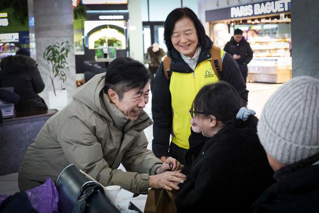 전성수 서초구청장, 노숙인 안전 점검…고속터미널 대합실 방문
