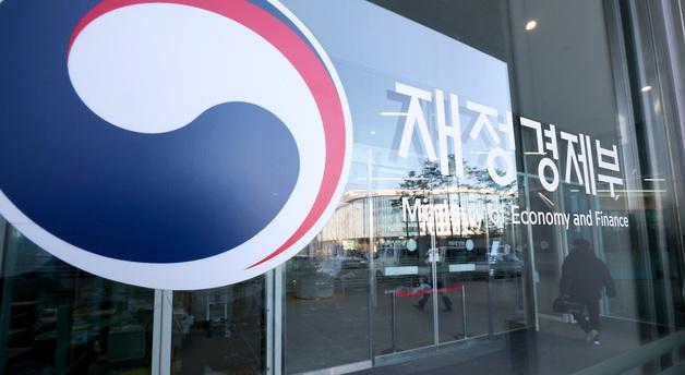 정부, 개인투자자 달러 가수요 억제 위한 거시건전성 조치 검토