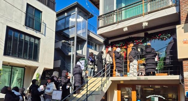 '두쫀쿠' 오픈런 100명, 20분만에 품절…"세 군데 돌았어요"  