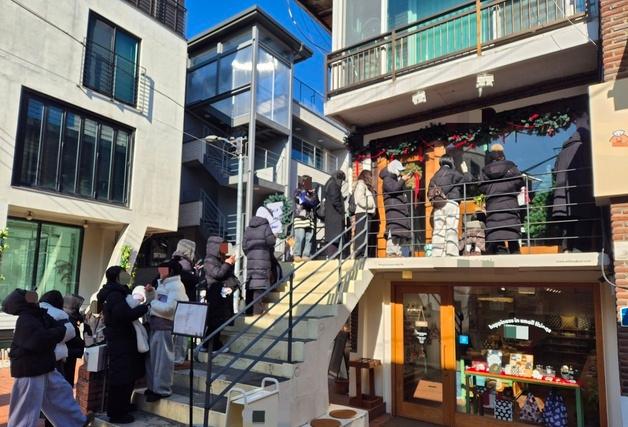 '두쫀쿠' 오픈런 100명, 20분만에 품절…"세 군데 돌았어요"  